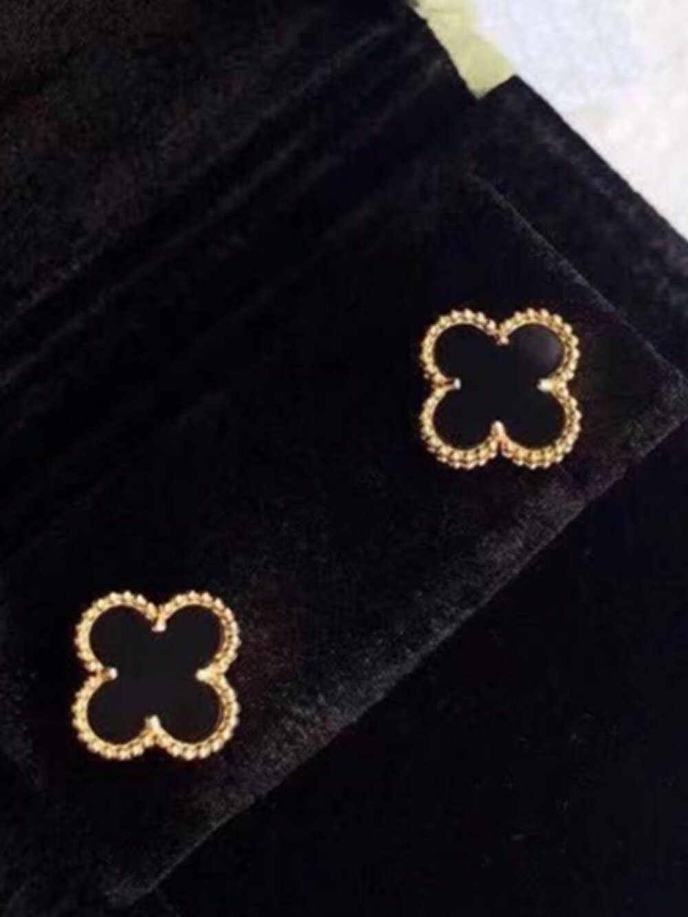 ✨Van Cleef & Arpels Black Earrings✨